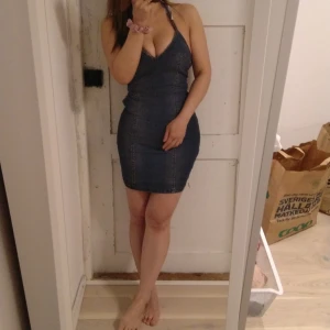 Party jeansklänning - Sexy jeansklänning 34.( Xs ). Aldrig använd. 100 kr. Paljetbikini ej ingår.