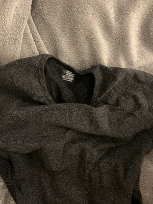 Träningströja  - en ny träningströja från shein, hur skön som helst men har för många så använder den inte): bra skick L men passar som M också