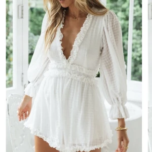 Dennis Maglic Veronica dress Studentklänning - Säljer min skitfina DM studentklänning. Använd en halv dag. Finns egna bilder  Pm vid fråga etc. Storlek M