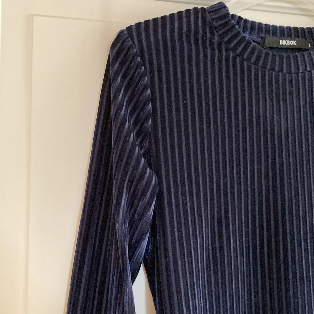 En mörkblå tröja med sammetsliknande material. Från Bikbok💙fint skick. Storlek S. 50kr. . Tröjor & Koftor.