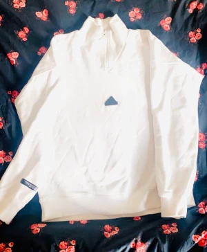 Ny i sortimentet adidas - Ny från sortimentet ! Adidas i kritvit färg ! Storlek M -  men en liten Medium  Skulle säga s/m.. använd 1 gång ! Så den är riktigt fräsch.   Kan skickas eller du hämtar i Älvsjö (willys) eller Hagsätra C  🔥🔥