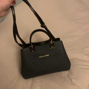 michael kors  - så fin michael kors väska i nyskick, aldrig använd!💖 fick den i present för ett år sen 🙃inga kvitton, äkthetsbevis, eller dustbag, saknar en liten hänggrej som jag har tappat bort därav det låga priset 😻pris kan diskuteras vid snabb affär 💖