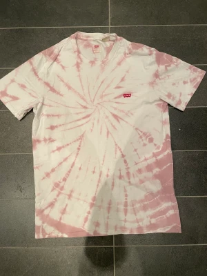 Levis tröja - Levis tröja med fake batik tryck. Rosa och vit. Knappt använd. 