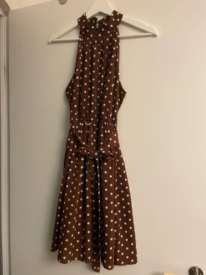 Brun prickig klänning - Brun prickig klänning från shein i storlek M. Använd enstaka tillfällen