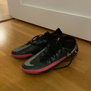 Fotbollsskor  - Säljer ett par snygga Nike phantom fotbollsskor som knappt är använda och är i ett mycket bra skick! Köparen står för frakten!😉