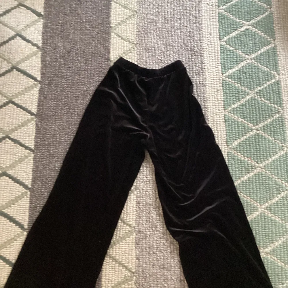 Säljer nu mina sammet byxor då de är förstora och aldrig kommer till användning💕 Helt i nyskick ser smutsiga ut på bilden men det är ljuset🌸💕. Jeans & Byxor.
