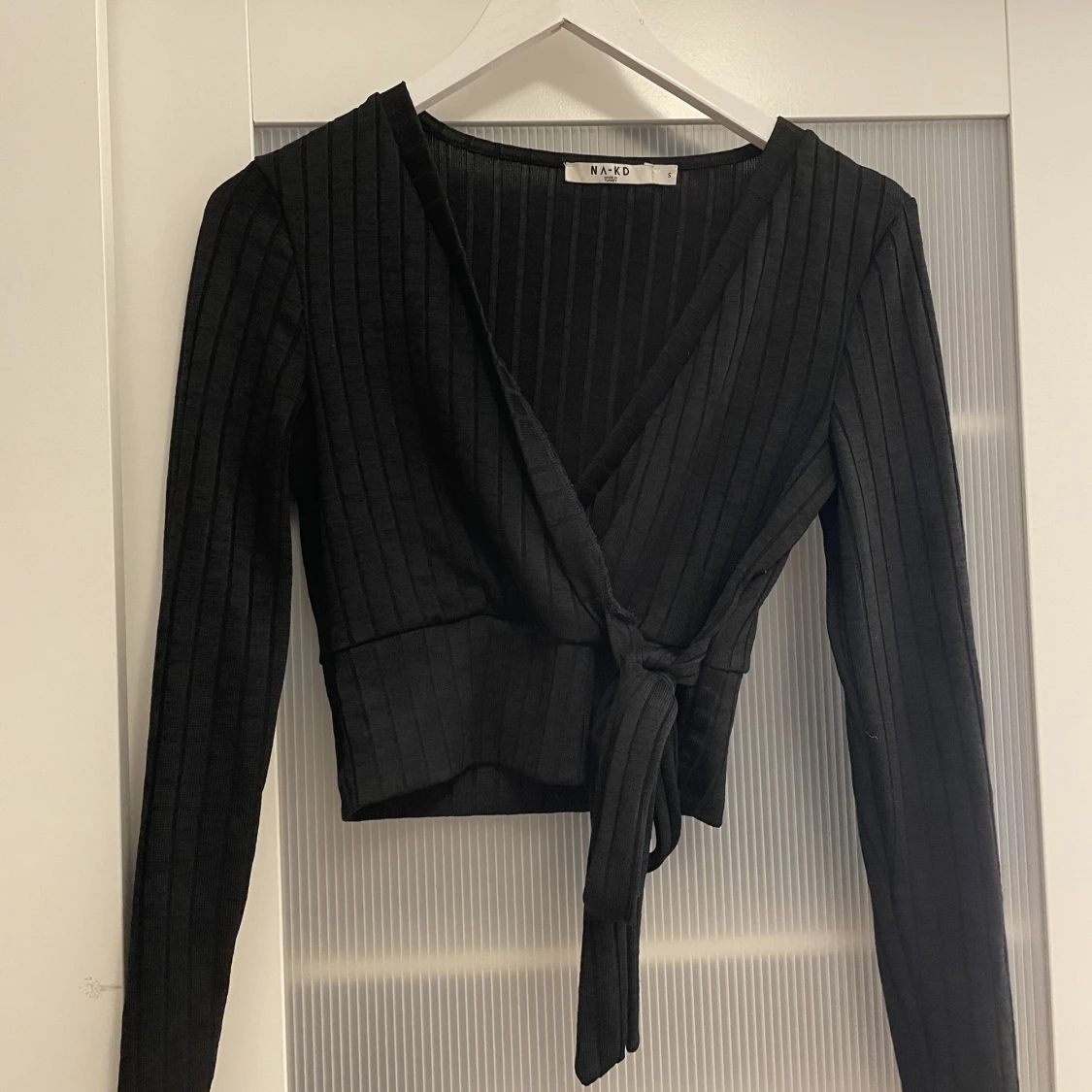 Svart topp med snörning 