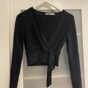 Svart topp med snörning  - Fint skick❤️