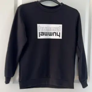 Helt ny sweatshirt från Hummel strl 140  Köparen står för frakten
