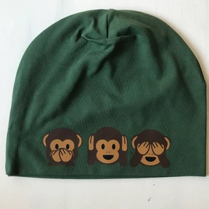 Oanvänd! Mössa med emoji apor - Ofodrad superskön mössa; grön med apor.  One size. Stretchig. 