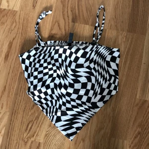 Selling this black and white top! - I bought it from H&M some weeks ago but it was to small for me ( only used once ) 