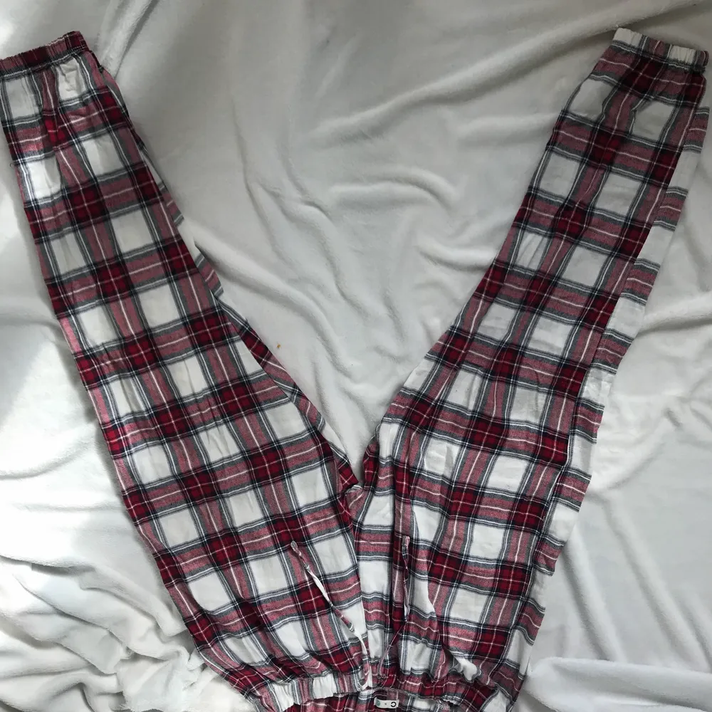 Knappt använda pyjamasbyxor med rutigt mönster, är för stora för mig tyvärr :(. Jeans & Byxor.