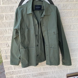 Paul & Friends Höst/Vårjacka Militärgrön - Hej! Säljer min Paul&Friends vår/höstjacka. Använd fåtal gånger Fungerar perfekt till hösten/våren.  Köpt för 1999kr