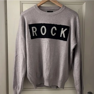 Rock sweater  - Snygg trendig tröja med stenar! ⭐️Köpte denna på Plick men den kom aldrig till användning.💞 Men väldigt skön och är i storlek S/M! Obs! Inte mina bilder🫶🏼