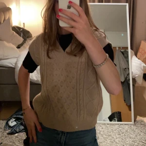 Stickat - Super fin stickad väst i beige från H&M, är precis som ny!🤎 Storlek XS/S