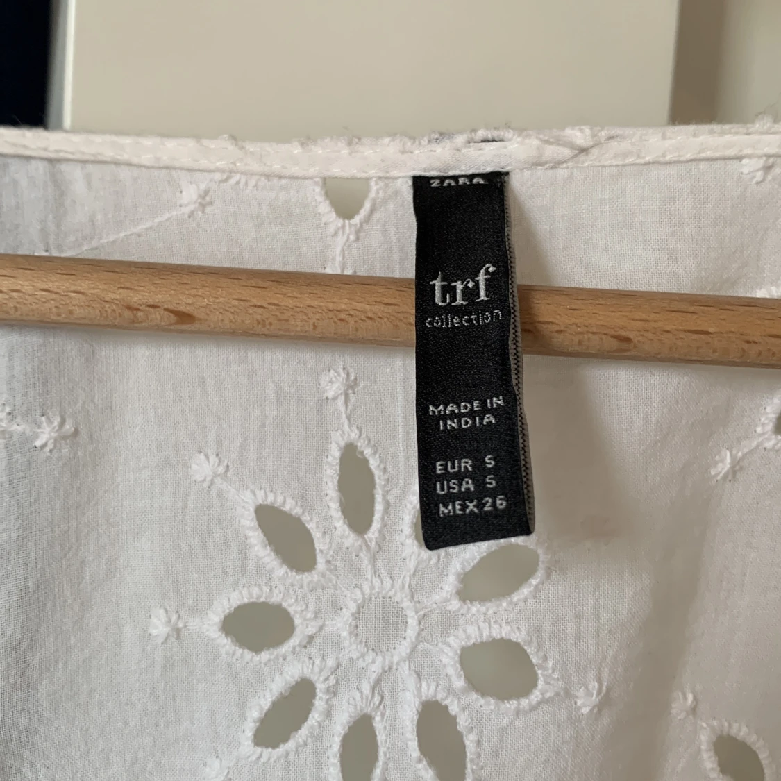 Vit Blus med broderi - flowers - ZARA - 91