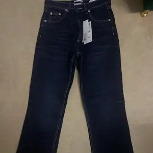 Fina mörkblåa jeans från zara som aldrig har använts. Köptes för 400kr.