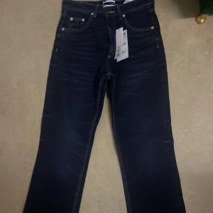 Jeans storlek 38 - Fina mörkblåa jeans från zara som aldrig har använts. Köptes för 400kr.