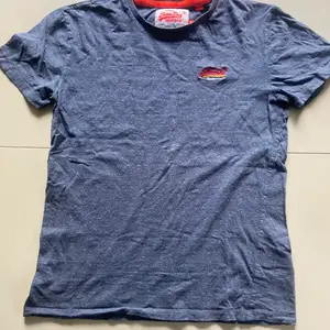 Hej! Säljer denna mörkblåa/gråa superdry t-shirten. Den är rätt använd men har inga märkbara flaws. Nypris: 500kr, Mitt pris: 140kr. Köparen står för frakt, kan även mötas upp för att lämna över plagget👍