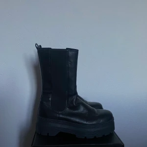 Boots Pavement  - Snygga boots från märket Pavement.  Köpta vintern 2020, använda ett fåtal gånger, inga skador. Pris går att diskuteras!  Kan mötas upp runt Borås, annars står köparen för fraktkostnad💕