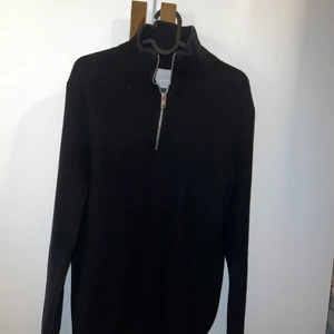 Stickad ziptröja  - Stickad ziptröja från jack&jones i storlek M Fint skick, använd ett fåtal gånger Hör av er vid intresse, nypris 600, mitt pris 200kr