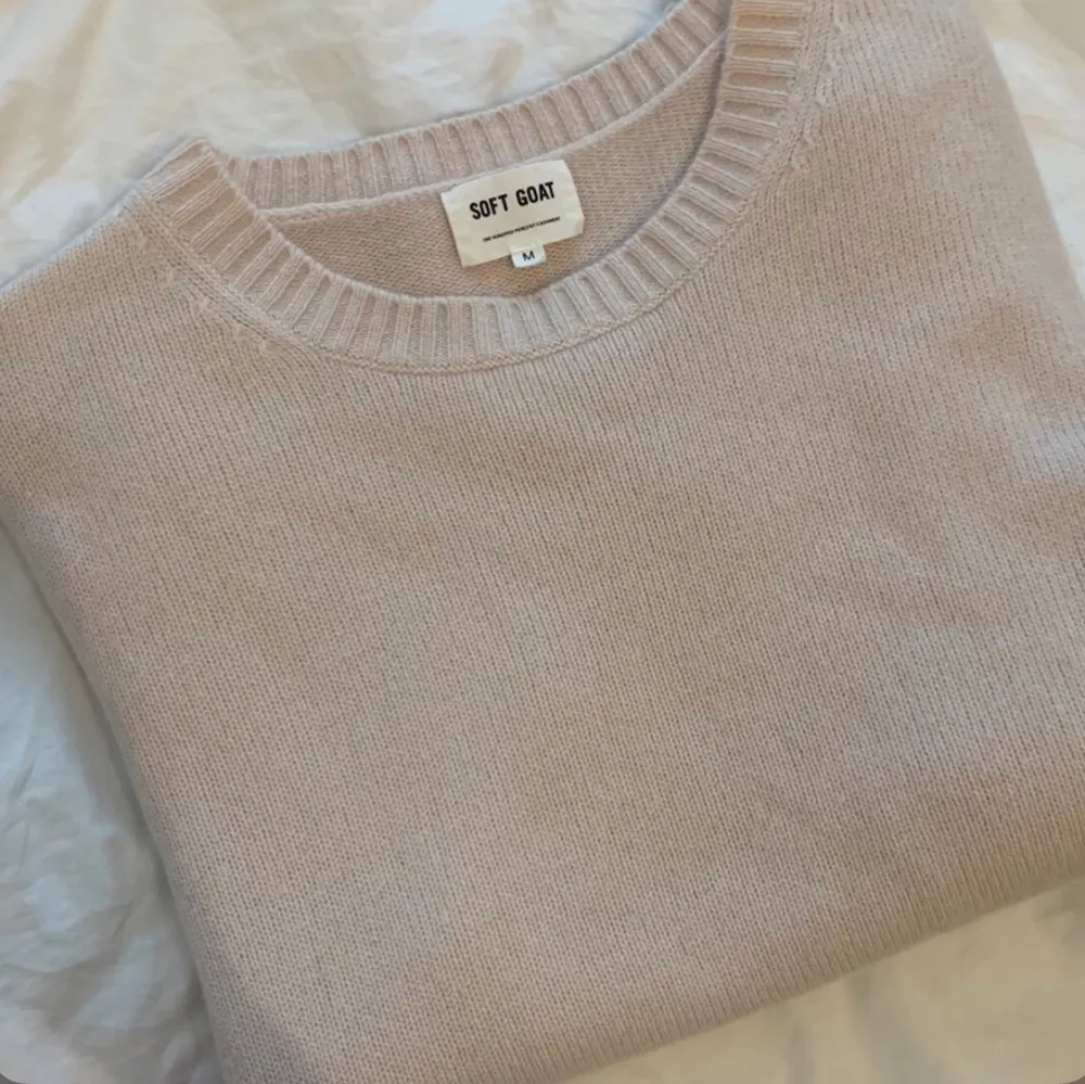 Beige snygg softgoat köpt på softgoat❤️‍🔥 köpare står för frakt. Nypris 2095:-. Färgen: natural sand.🫶🏽 Ganska använd men inga skador!❤️‍🔥💞frakten är INTE 99kr . T-shirts.