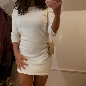 Klänning - Basic vit kort klänning. Storlek s