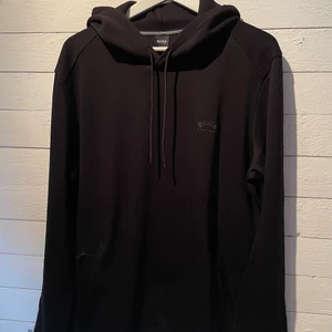 Hugo Boss tröja  - Svart Hugo Boss tröja storlek XL. Nypris 1599. Använd 2 gånger. 