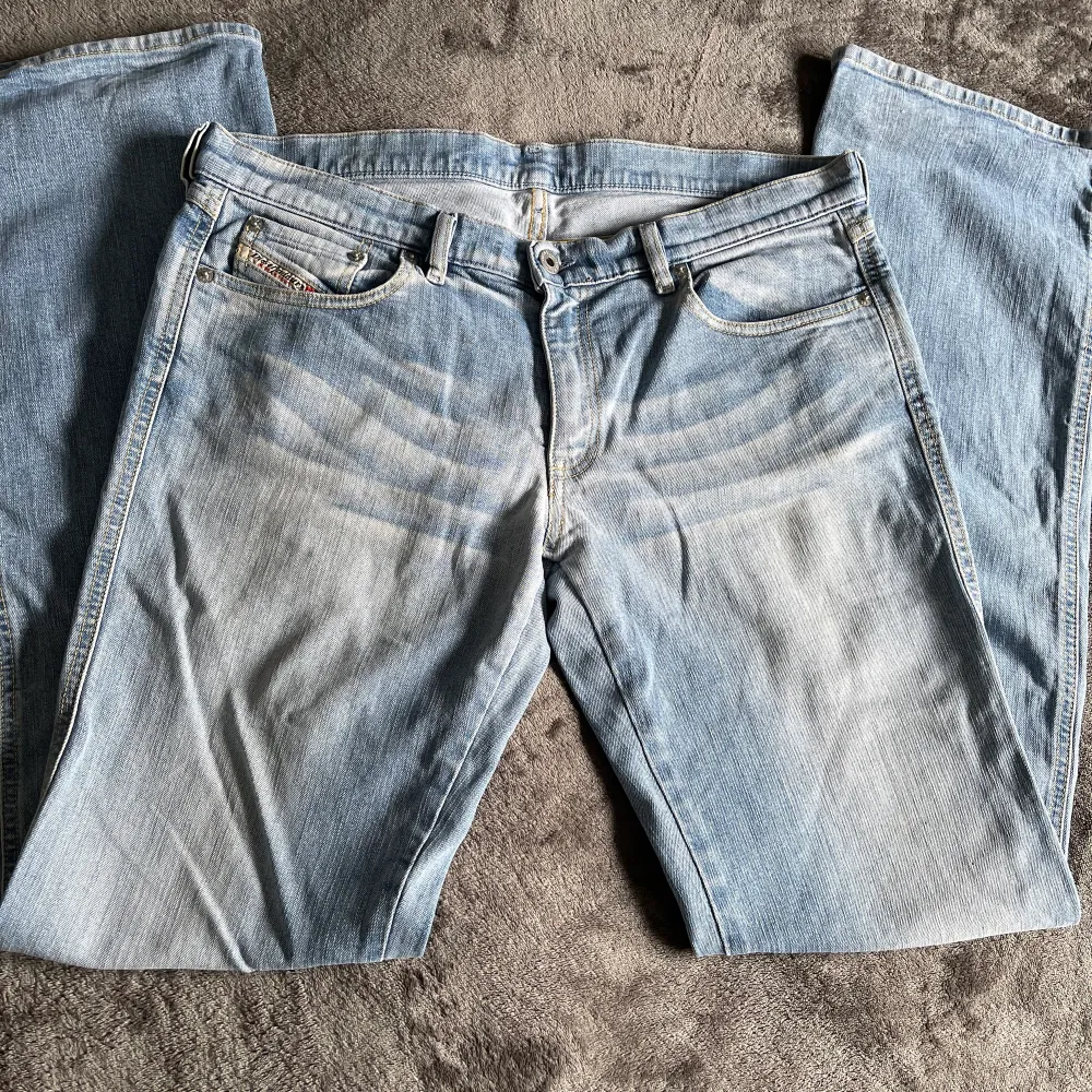 Säljer nu min mammas gamla Diesel Jeans från tidigt 2000-tal, fint begagnat skick! Köparen står för frakten 🫶. Jeans & Byxor.