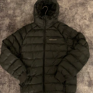 Peak performance jacka - Hej!⚡️säljer min peak performance vinterjacka! Det är en dunjacka. Den är i mycket bra skick 9/10. I storlek L men passar som M/L. HERR. Använd fåtal gånger. Den är super mysig och varm. Det är en grön olive/svart vinterjacka. Skriv gärna vid frågor!😊⚡️