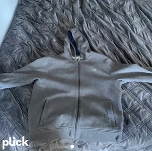Lacoste Hoodie - En fin hoodie från Lacoste perfekt nu till kallare väder. Skicka iväg ett meddelande så löser vi pris.