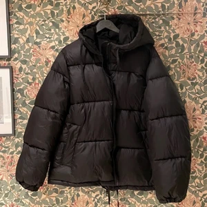 Puffer med huva  - Säljer vidare (lånade bilder) då jackan var större än förväntat. Snygg oversize modell stl S. Skulle säga att den är mer som en stor M, eller ”normal” L. Nyskick!