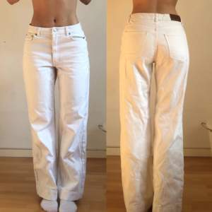 Vita baggy jeans från Nakd. knappt använda!
