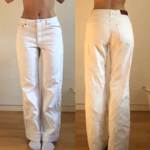 Low waist baggy jeans - Vita baggy jeans från Nakd. knappt använda!