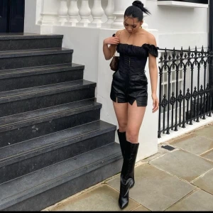 Svarta boots från PLT - Hade ba haft en gång! Skicka såklart flera bilder på DM