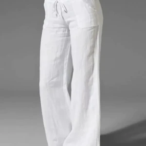 Linnebyxor  - - Denna bild är lånad då byxorna är för små för mig - ( skicka om ni vill ha bilder på byxorna ) Väldigt små i storleken då jag brukar ha S i byxor måste ha L på dessa!  Linnebyxorna är i M och är korta i benen och jag är 158. Derför köpte jag L istället 