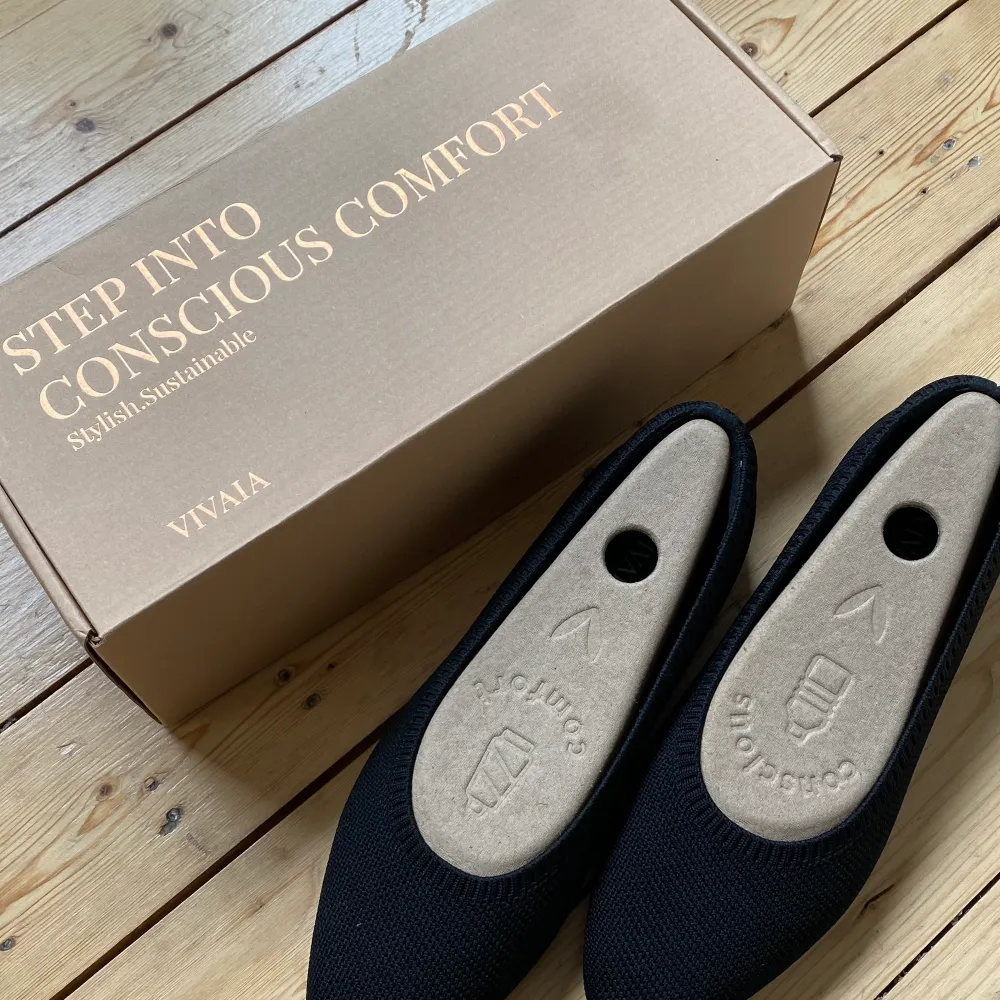 New black ballet shoes from Vivaia. Size 36. Comfortable, washable and made from recycled materials. Read more on their website: https://www.vivaia.com/item/round-toe-ballet-flats-p_10001532.html?gid=10001533. Skor.