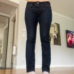 Mörkblåa lågmidjade jeans med straight vintage modell. Bra skick, inga tydliga slitningar. Midjemått: 72-74 cm. PS: De ser väldigt ljusa ut på bild 2 & 3, vet inte varför. I verkligheten är dem den färgen på första bilden, alltså ganska mörk blåa. 💗💗 