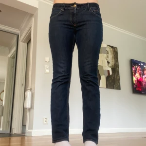 STRAIGHT LOW WAIST JEANS (S) - Mörkblåa lågmidjade jeans med straight vintage modell. Bra skick, inga tydliga slitningar. Midjemått: 72-74 cm. PS: De ser väldigt ljusa ut på bild 2 & 3, vet inte varför. I verkligheten är dem den färgen på första bilden, alltså ganska mörk blåa. 💗💗 
