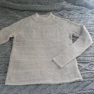 Säljer nu denna Beige stickade tröjan eftersom den tyvärr är för liten! Den är knappt använd och perfekt nu till hösten och går att styla med allt! Frakten tillkommer🥰