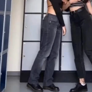 Vintage low waist tommy hilfiger jeans - Riktigt snygga low waist tommy hilfiger jeans. Jättefin passform till stockholmstilem (straighta). Passar xs-s jag är 162 cm. Säljer för 200💗💗