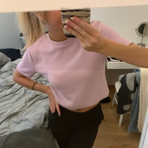 Rosa stickad t-shirt, Zara  - Säljer min rosa stickade t-shirt ifrån Zara i storlek M. Jag har vanligtvis storlek xs eller s. Den är knappt använd. Ordinarie pris 169. Köparen står för frakten 