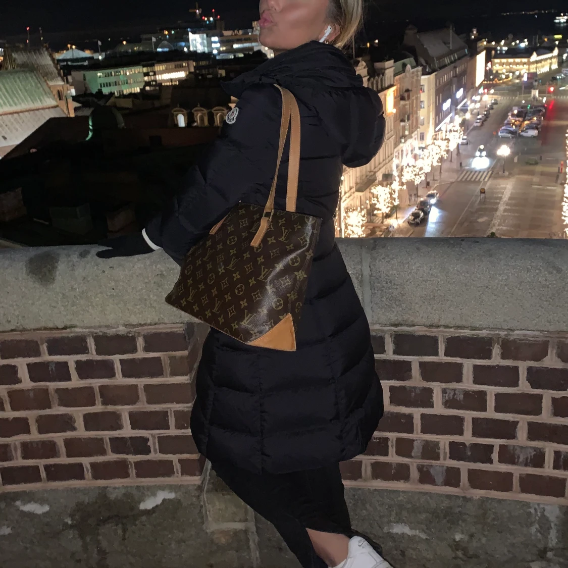 Svart figursydd monclerjacka till damer!