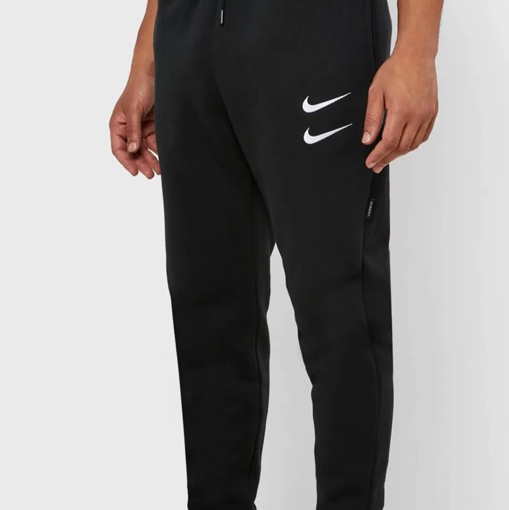 Svarta mjukisbyxor från Nike i storlek M. Fint skick, skicka meddelande för fler bilder!. Jeans & Byxor.