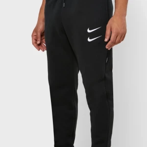 Mjukisbyxa Nike Storlek M - Svarta mjukisbyxor från Nike i storlek M. Fint skick, skicka meddelande för fler bilder!