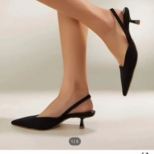 Svarta klackar  - Ett par svarta klackar från SHEIN som jag tyvärr beställde i fel storlek:( Men som ni vet kostar frakten tillbaka till SHEIN rätt mycket så därför säljer jag dem här istället för att returnera varan