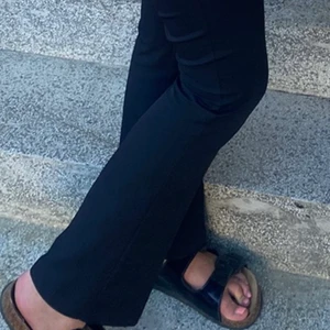 Vilma kostymbyxor från BikBok - Säljer mina Vilma Kostymbyxor från BikBok då jag inte tycker de passar mig o längden . Är 1,78 så de blir alldeles för korta. Byxorna är i rätt så nytt skick.. endast använda fåtal gånger. Nypris 399kr