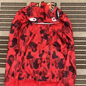 Bape - Hej jag säljer min röda bape, har aldrig använt den eftersom fick 2 samma som födelsedagspresent. Skriv för närmare bilder❤️