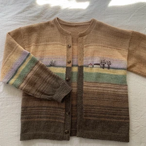 Kofta - Så gullig kofta 🥲i jätte fint skick och passar perfekt till hösten 🍂