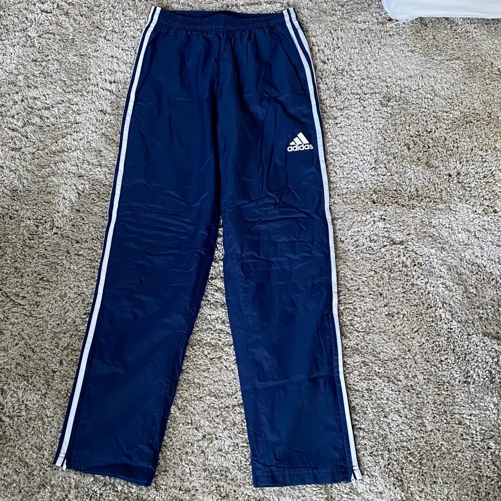 Adidas track pants i storlek small (S), relativt oanvända och i bra skick. Pris: 199k inklusive frakt som jag står för. . Jeans & Byxor.